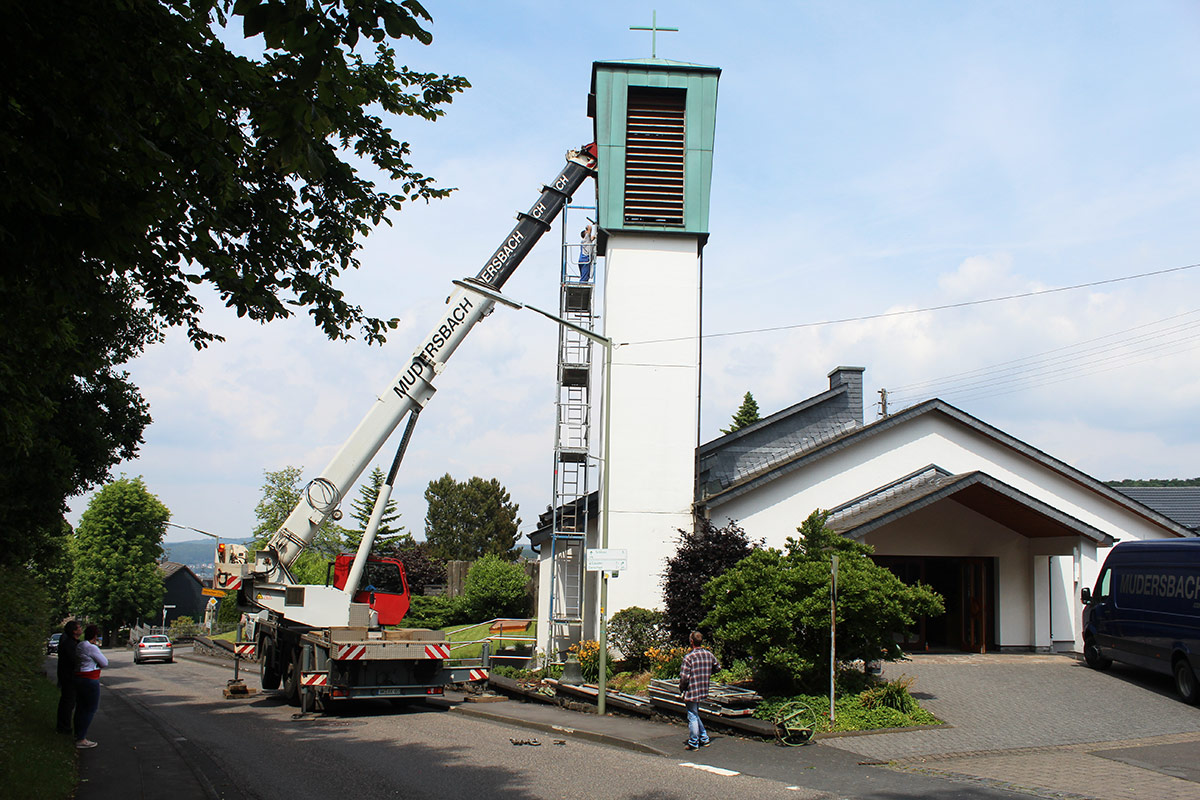 Demontage des Kirch-Glockenstuhls in Friedewald